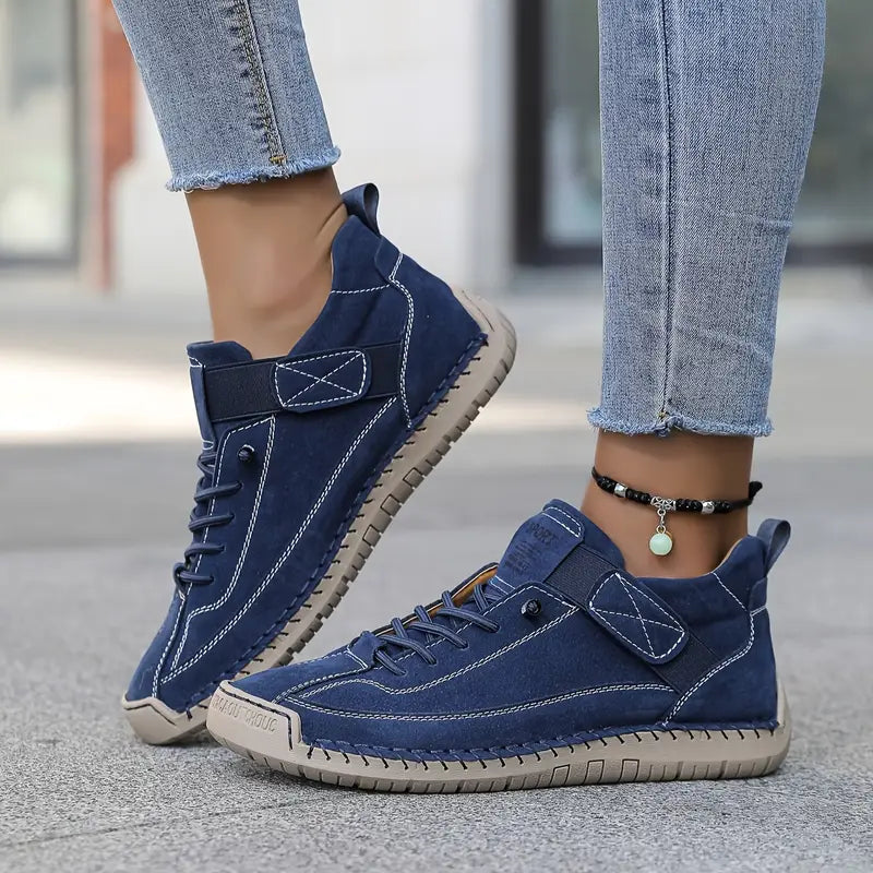 Sole detail of the orthopedic walking shoe for women