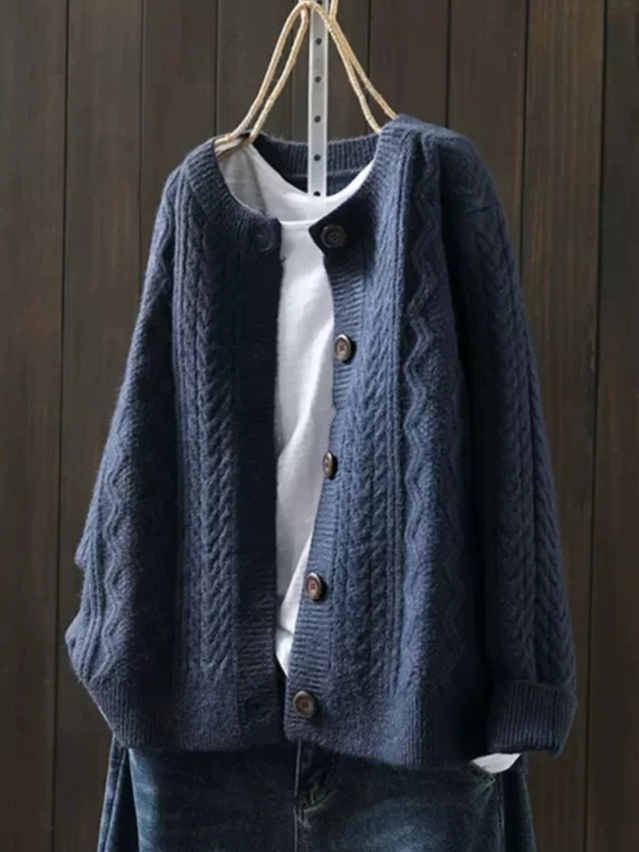 Oversized cable knit cardigan sweater — detail of the front closure